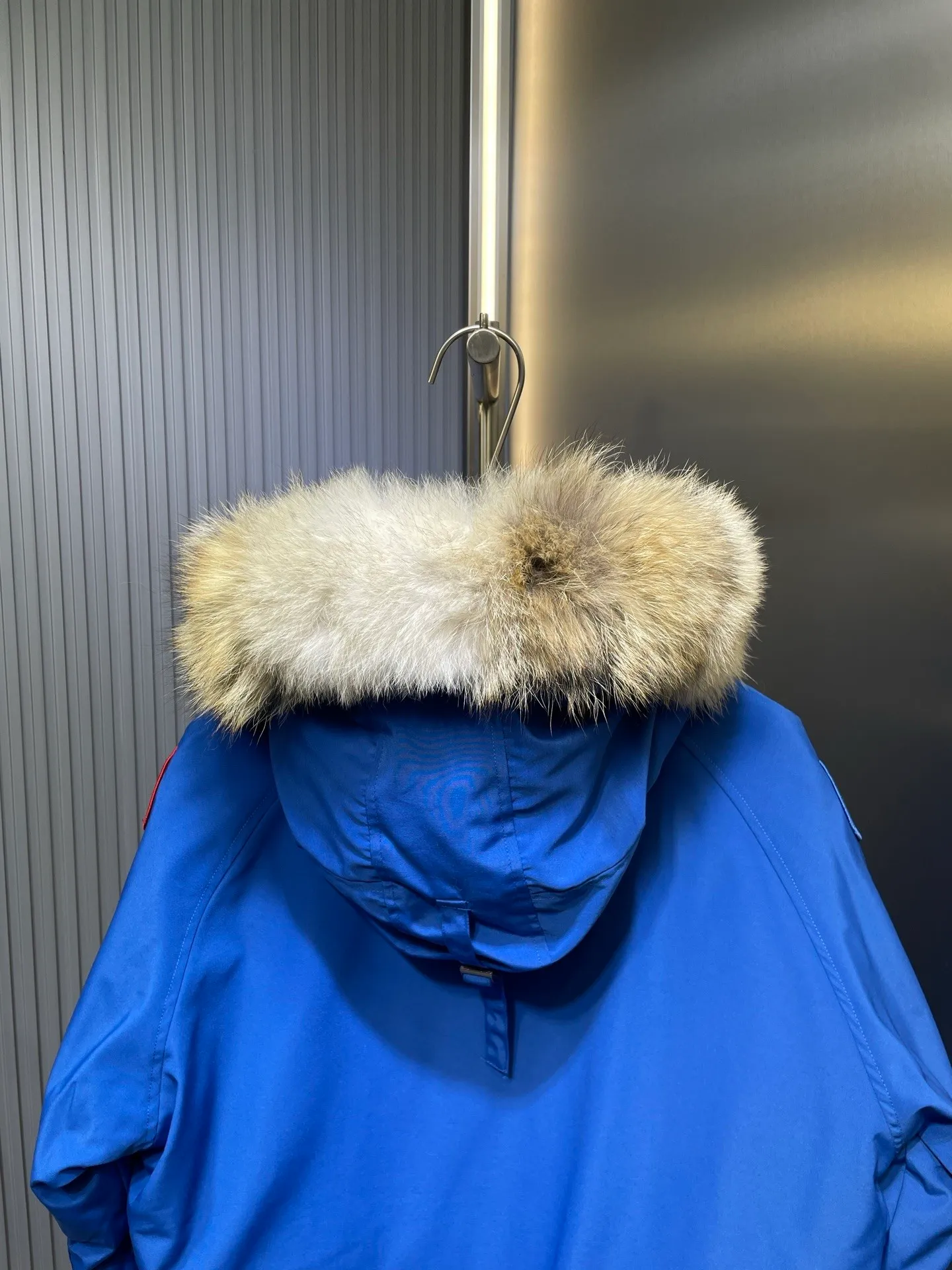 P760 original top quality Canada Goose #Chilliwa 7999M pilot short style/01 style #Men and Women Same Style# Synchronized anti-counterfeiting chip sensor! ➖ Imported 21S polyester-cotton blended original fabric [Last year’s 16S/18S hard fabrics have been completely eliminated, this year all use 21S synchronous fabrics, the soft mid-strap feels delicate and textured], synchronous Feather-Light 10D waterproof coating fabric, made of 84.5 polyester fiber and 15.5 cotton, 100% the best feel in the entire network! ➖ The official website synchronizes the national standard 80 white duck down, you can check the official website customer service, there will never be a series of misleading claims such as 90 down or goose down! ➖ Using the best nylon lon lining with double double-layer sealing design, anti-down 7 needles + grid-filled down ready-made garments, there will be 100% no so-called velvet running! ➖ The cuffs are designed with thickened seamless threads, and the collar and pocket lining are made of top-notch warmth and comfort! ➖ Yoshida YKK provides original custom-made electroplated sliders. YKK two-way lockable zippers are tight and smooth and will not peel off paint! ➖ 3M composite guarantees that the Velcro is the same as the original, durable, and all accessories and hardware are custom-made! ➖ Customized 10,000-needle embroidery labels imported from Behringer embroidery machines, 98% of which restore the original labels. You can check and compare on the official website! ➖ The fur collars are all made of large pieces of Western Canadian blue wolf hide, ensuring that each fur collar is 13-15cm wide!   Size:XS-XXL